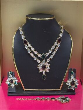 Elegant Green and Red Teardrop Crystal Necklace Set